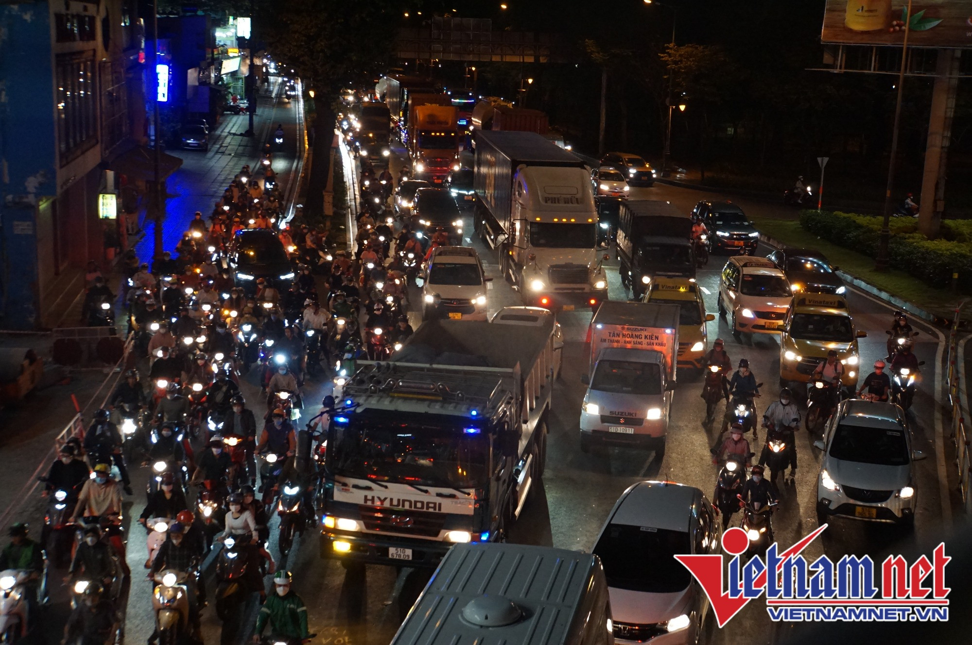 Đường Trần Quốc Hoàn hướng từ sân bay Tân Sơn Nhất ra vòng xoay Lăng Cha Cả