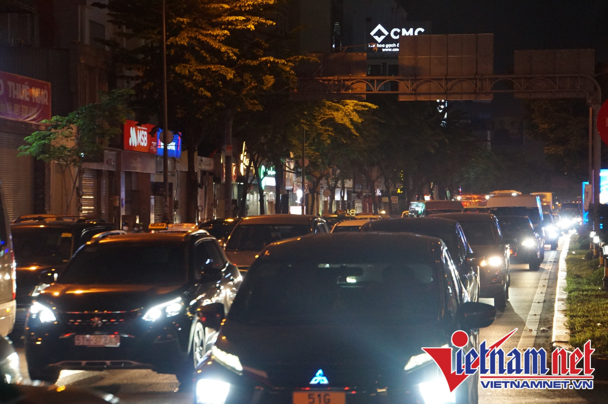 Xe taxi, xe công nghệ, ô tô cá nhân xếp hàng dài trên đường Trường Sơn hướng sân bay Tân Sơn Nhất về cầu vượt Lăng Cha Cả
