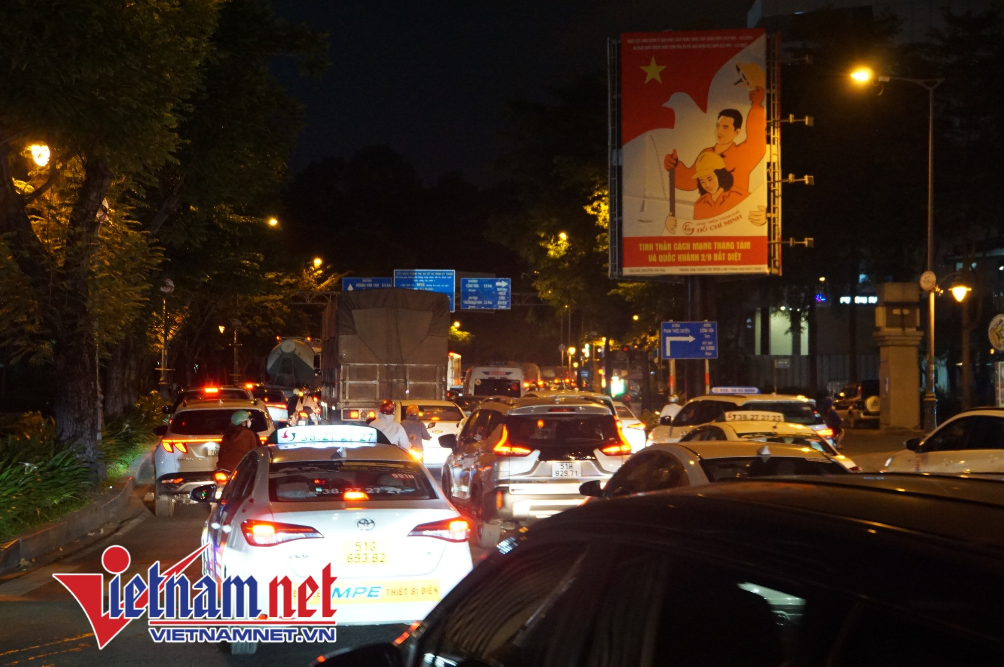 Ô tô di chuyển chậm qua khu vực đoạn đường Trường Sơn nối vào Trần Quốc Hoàn để ra vòng xoay Lăng Cha Cả