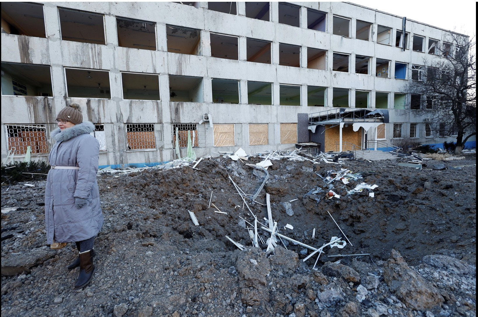 Mặt đất ở Kramatorsk bị cày xới sau một vụ tấn công tên lửa. Ảnh: Reuters