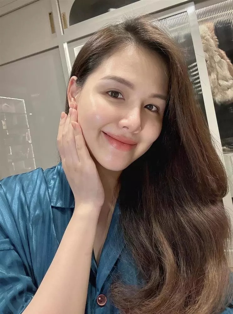 Dù sinh con vất vả và ảnh hưởng nhiều đến ngoại hình nhưng ở cả hai lần sinh nở, nữ diễn viên vẫn sở hữu một điểm khiến nhiều người ao ước, đó chính là làn da.