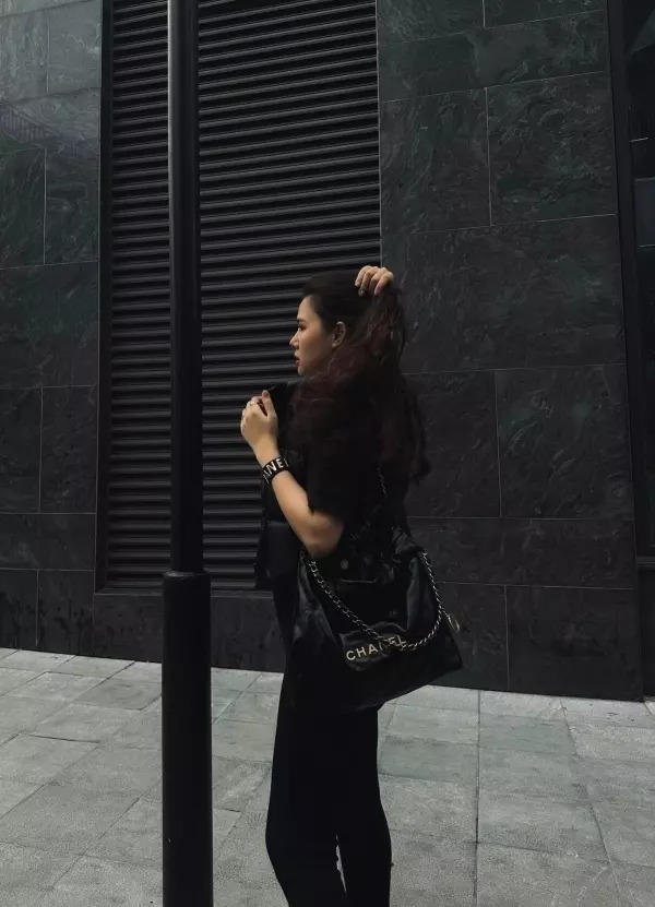 Không những vậy, người đẹp còn than béo và thừa nhận chỉ dám mặc đồ đen để 