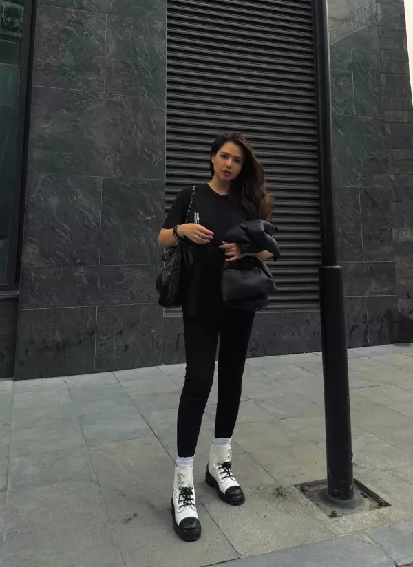  Lời tâm sự của bà mẹ 2 con nhận được sự đồng cảm của nhiều mẹ bỉm. Số khác lại cho rằng sắc vóc hiện tại của Phanh Lee đã trở thành niềm mơ ước của nhiều chị em. Được biết, cô chú trọng việc nuôi con bằng sữa mẹ, điều này cũng giúp cô giảm cân, đồng thời mang lại nguồn dinh dưỡng tốt nhất cho bé.