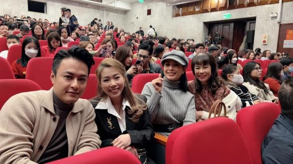 Hồng Đăng và vợ tình tứ đi dự show Gặp nhau cuối năm. Diện mạo cả hai tươi tắn và rất nhuận sắc.