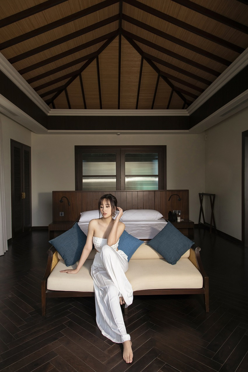 Suốt 1 năm qua, Mai Phương Thuý luôn xuất hiện với hình ảnh giản dị, kín đáo, đời thường. Thế nên dịp cuối năm, cô tranh thủ những ngày rảnh rỗi thực hiện bộ ảnh với biển, không khí trong lành và cây cối tươi xanh như nạp thêm nguồn năng lượng, bồi dưỡng tinh thần để bước sang năm 2023 đầy rực rỡ và may mắn.