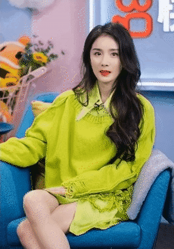 Dương Mịch tỏ ra không hài lòng, nữ diễn viên yêu cầu MC bỏ ảnh quá khứ của cô đi