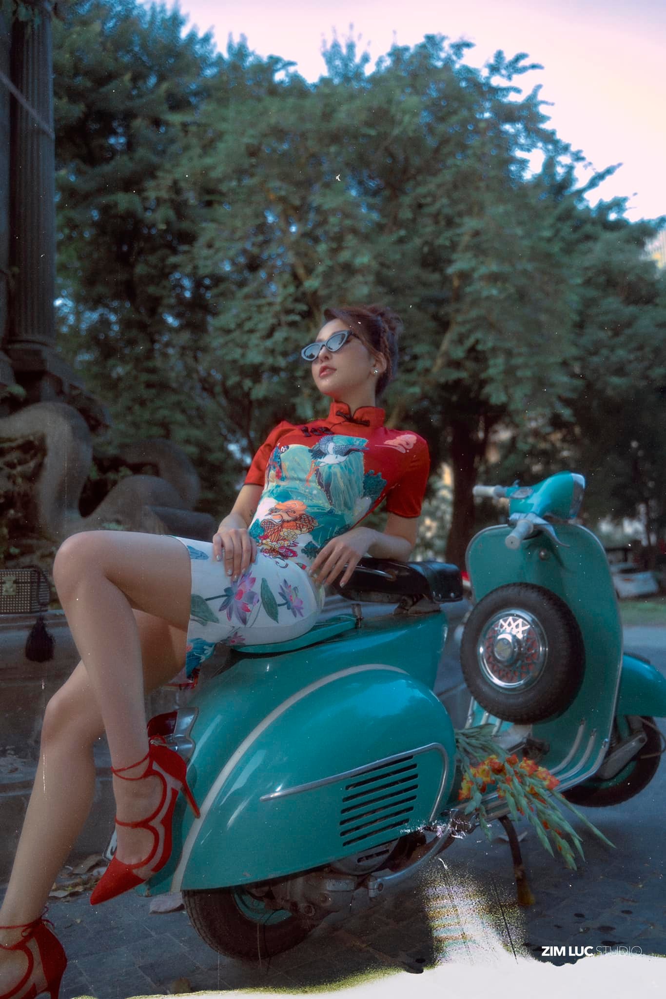 Ngoài bộ yếm, người đẹp Hà thành còn thực hiện bộ ảnh mặc váy cách tân, khoe 3 vòng chuẩn chỉnh.