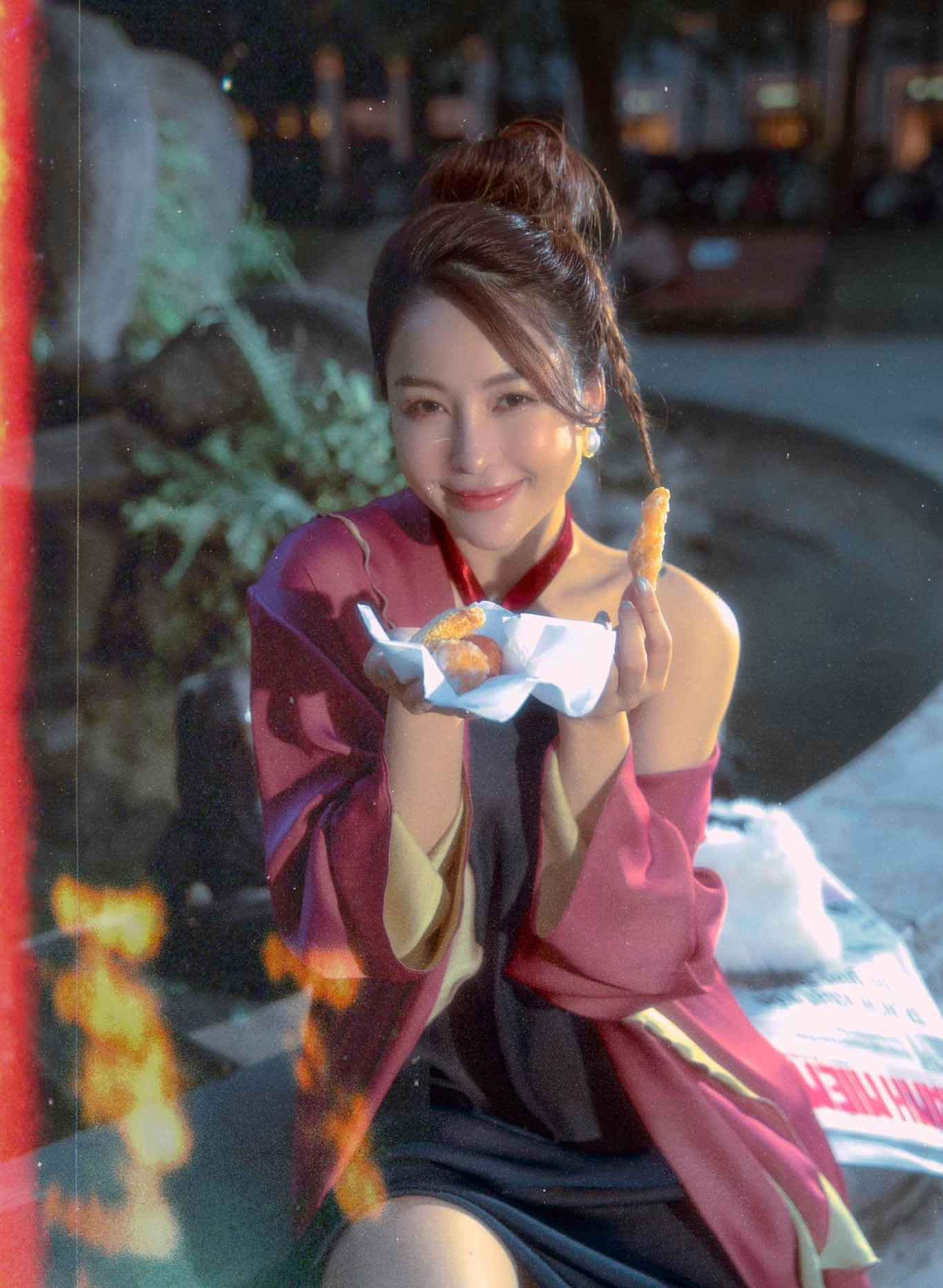 Mới đây trên trang cá nhân, hot girl Trâm Anh nhận “bão” like khi khoe hình ảnh diện váy yếm, khoe nhan sắc xinh đẹp cùng vóc dáng mảnh mai.