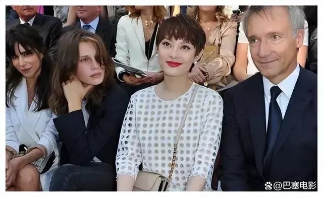 Tôn Lệ cũng gặp lỗi make-up khi tham gia một sự kiện thời trang quốc tế.