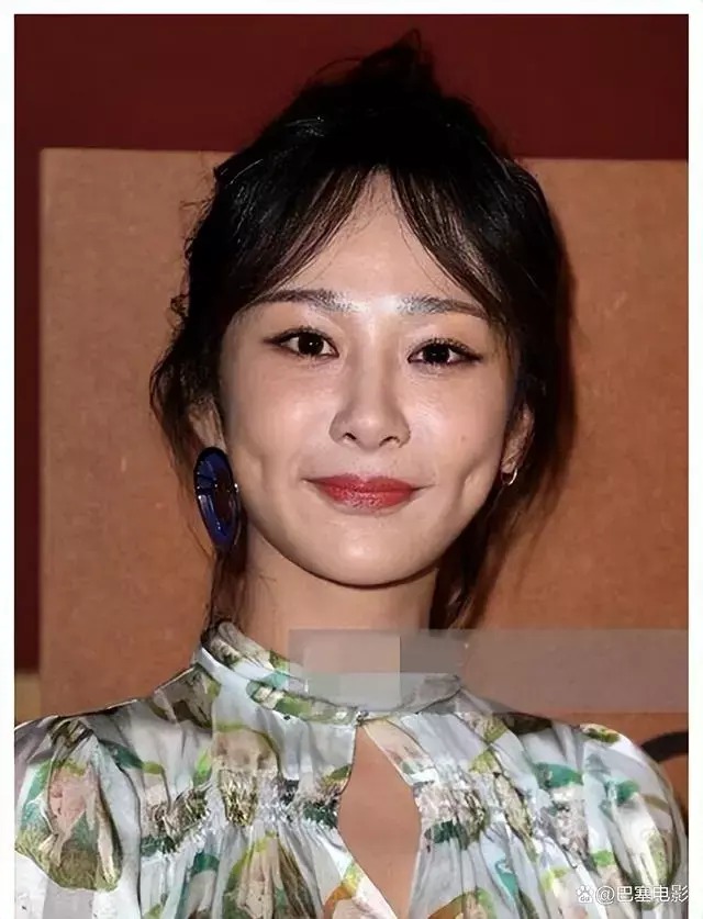 Dưới ống kính truyền thông nước ngoài, khuôn mặt Dương Tử đầy dầu, trông phờ phạc.