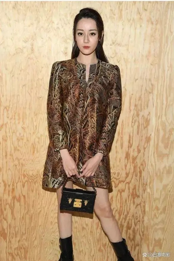 Trước thời điểm dịch bệnh, Địch Lệ Nhiệt Ba là gương mặt quen thuộc của các show thời trang nước ngoài. Cô luôn xuất hiện với vẻ ngoài cá tính, nổi bật và khẳng định danh hiệu 