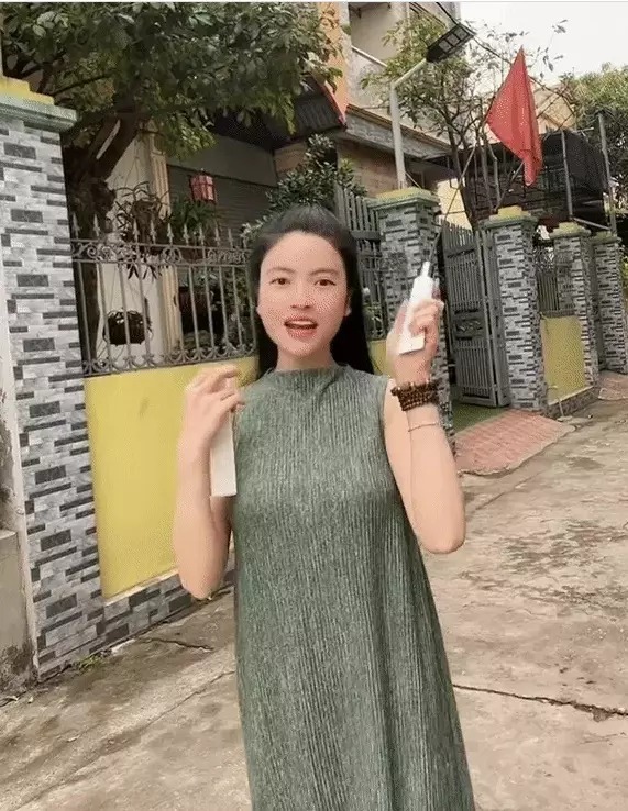 Bạn gái Quang Hải quay clip trước cổng ngôi nhà giống nhà Quang Hải.