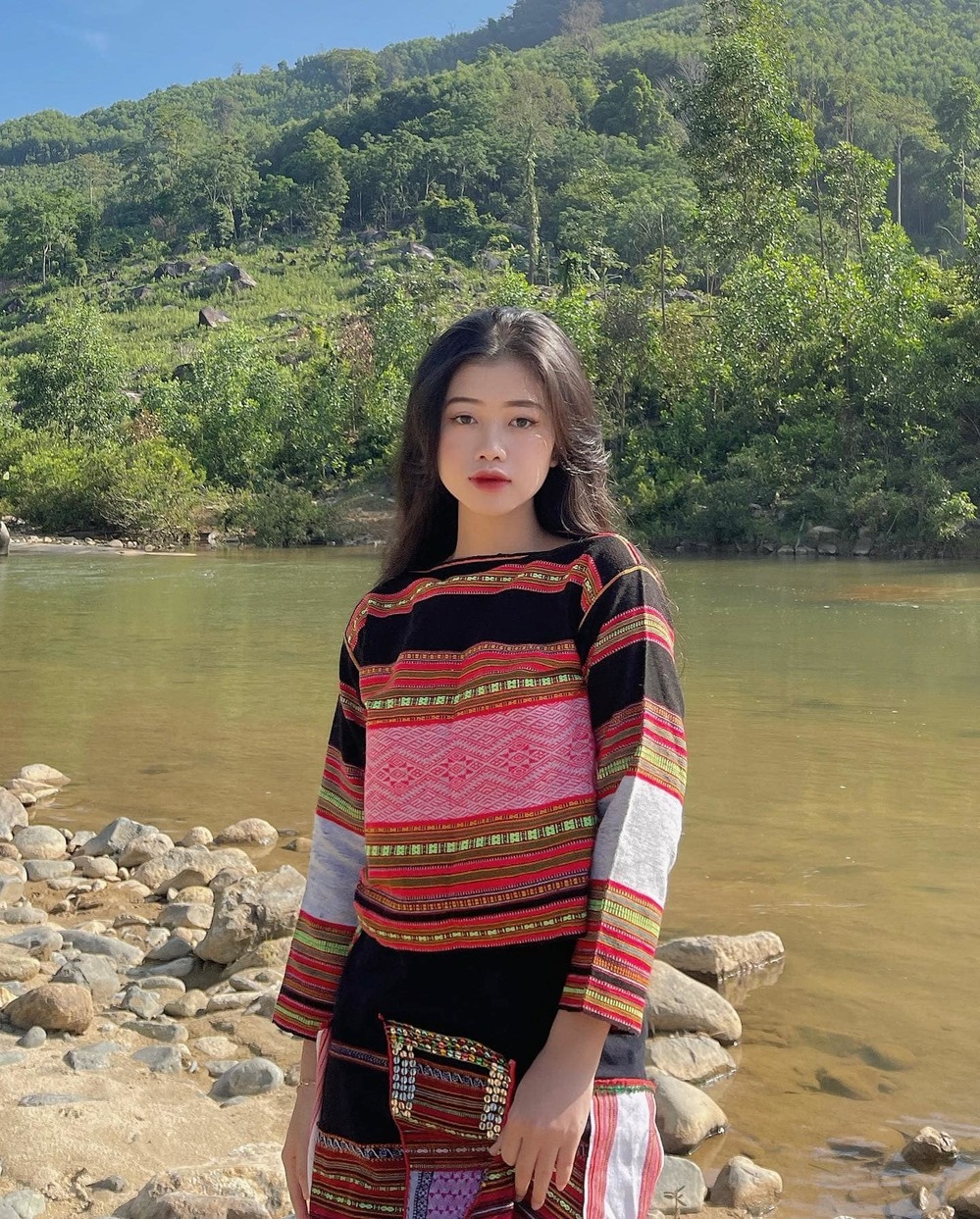 Nói thêm về công việc giáo viên, Trà Giang cho biết cô nàng đã tốt nghiệp chuyên ngành Giáo dục Tiểu học tại trường ĐH Quy Nhơn.