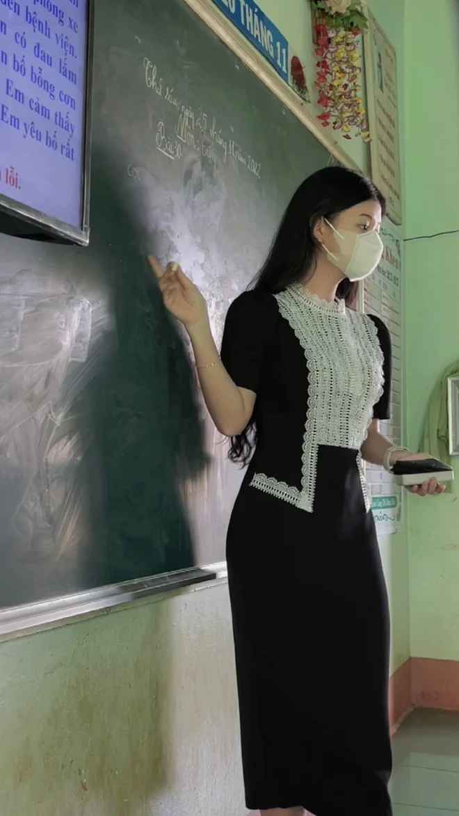 Chưa bàn đến nhan sắc của cô nàng, nhưng cứ nhìn cách phối đồ và gu chọn màu trang phục tinh tế là nhiều người đã kịp xuýt xoa: 