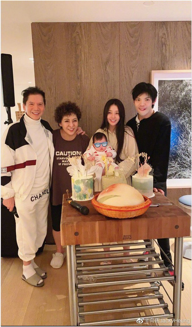 Quách Bích Đình được bố mẹ chồng cưng chiều. Sau 4 năm kết hôn với Hướng Tả, cô đã sinh 2 con, một trai một gái (Ảnh: Sina)