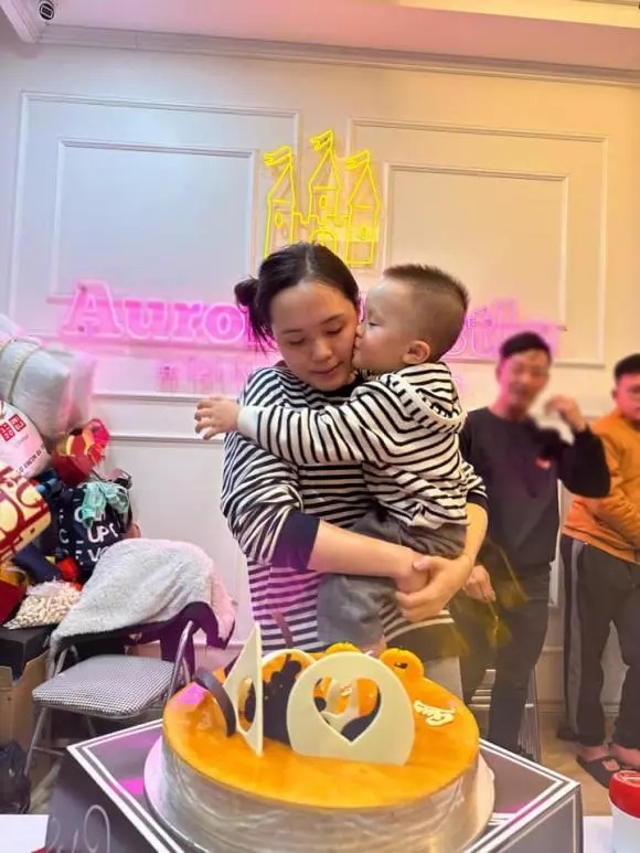 Hot mom từng chẳng ngại công khai ảnh xuề xòa khi tất bật chuẩn bị tiệc sinh nhật của bản thân cách đây ít ngày.