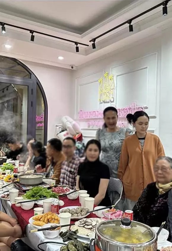 Trong ảnh, Quỳnh Anh tóc tai rối bời, để mặt mộc, diện quần áo giản dị, đang đi từng bàn mời mọi người. Nhìn hình, nhiều người bày tỏ không nhận ra.