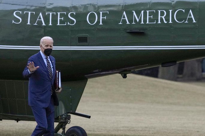 Tổng thống Mỹ Joe Biden đi bộ từ Marine One về phía Phòng Bầu dục trên Bãi cỏ phía Nam của Nhà Trắng ở Washington hôm 11-1, sau khi trở về từ Trung tâm Y tế Quân sự Quốc gia Walter Reed, nơi Đệ nhất phu nhân Jill Biden đã phẫu thuật điều trị ung thư da - Ảnh: AP