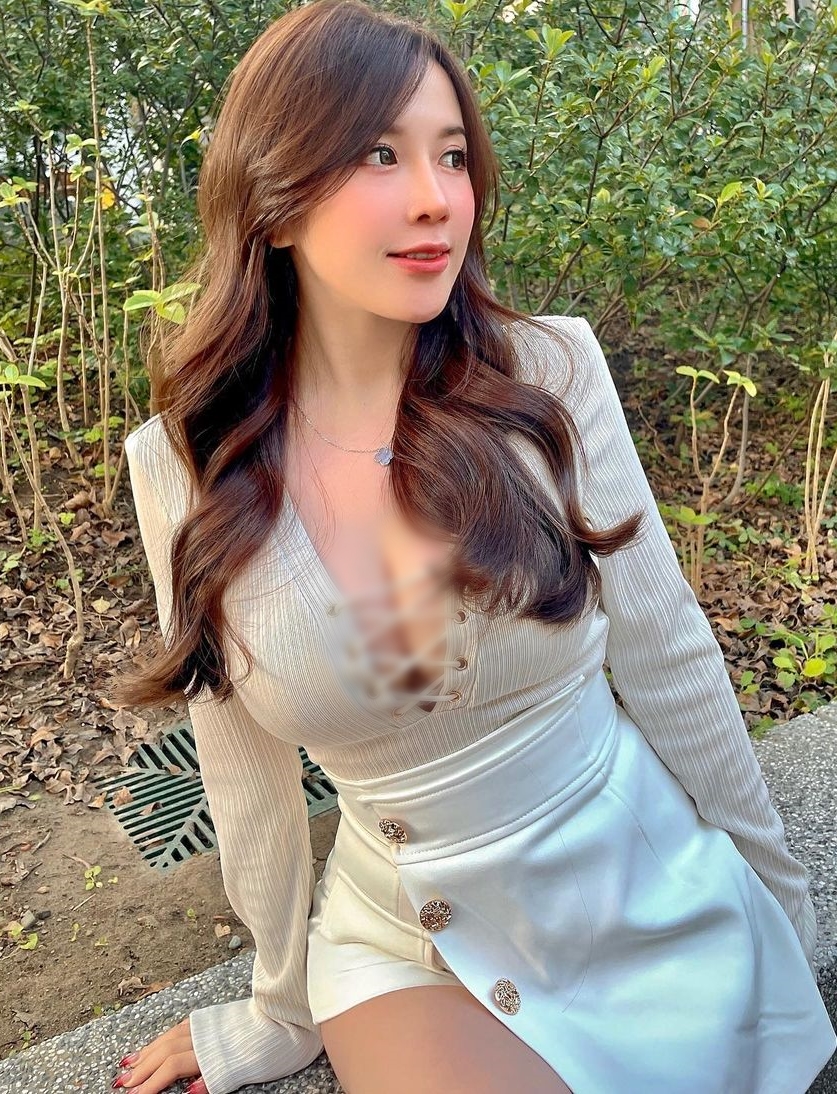 Cô nàng sở hữu khuôn mặt xinh đẹp ngây thơ, trong sáng như búp bê với đôi mắt to tròn, sống mũi cao thẳng, gọn gàng.