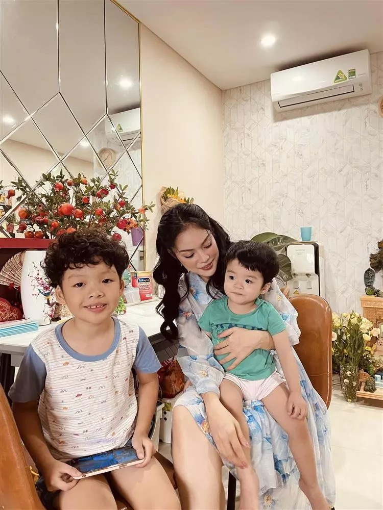 Dương Cẩm Lynh bên 2 con.