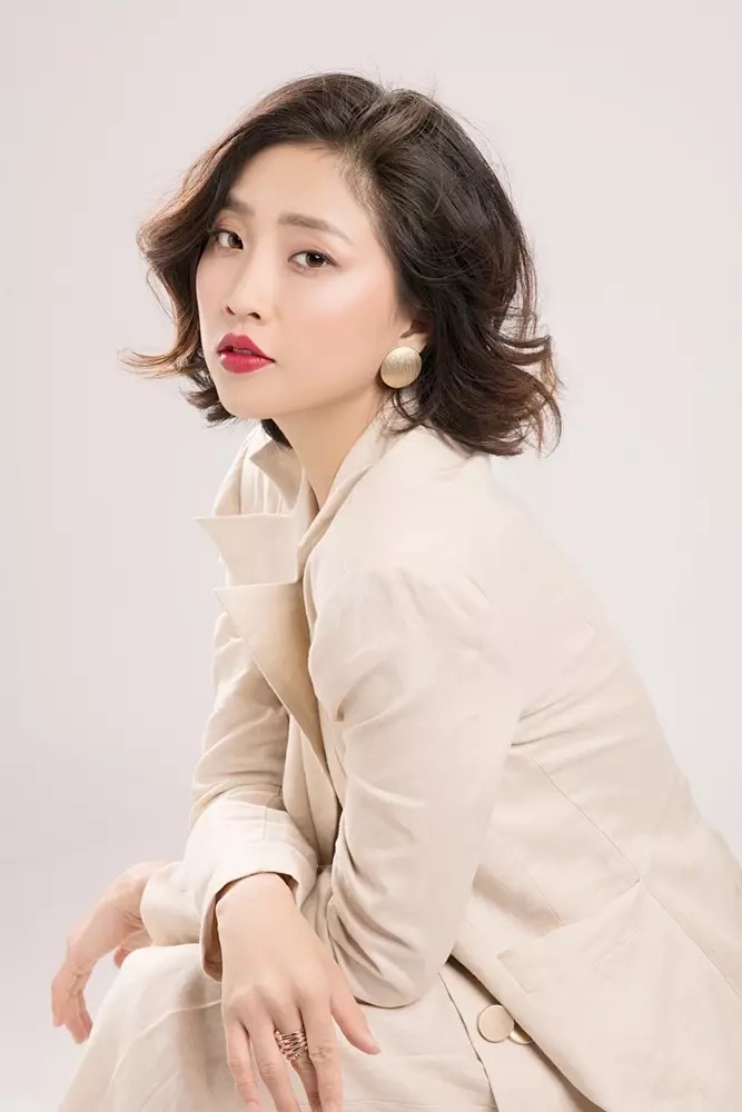 Liêu Hà Trinh sinh năm 1988, là nữ MC nổi tiếng, có thâm niên hoạt động. Cô còn được biết đến với tài năng viết lách, đã có một số ấn phẩm được chú ý. Về đời tư, Liêu Hà Trinh kết hôn vào cuối năm 2022, nửa kia là một doanh nhân Việt kiều.