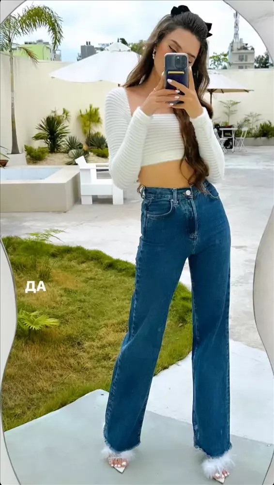 Tuy nhiên chỉ cần chọn trang phục khéo léo thì thậm chí người đối diện còn không nghĩ cô vừa sinh con.