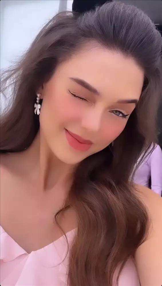 Vốn sở hữu gương mặt như búp bê, nàng mẫu gốc Ukraine chỉ cần trang điểm đôi chút là đã đủ hút hồn.