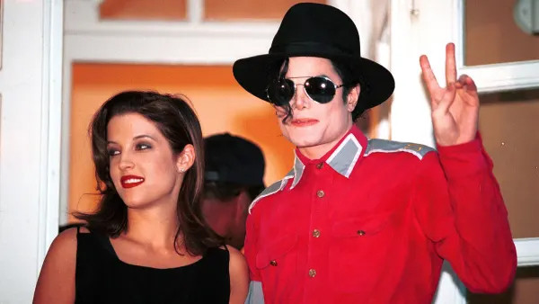 Lisa Marie Presley từng có cuộc hôn nhân chóng vánh với Michael Jackson năm 1994. Họ hoàn thành thủ tục ly hôn năm 1996.