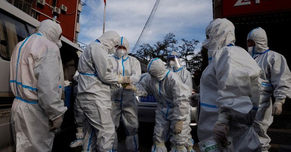 Nhân viên phòng chống dịch bệnh tại thủ đô Bắc Kinh - Trung Quốc hồi cuối năm ngoái. Ảnh: Reuters