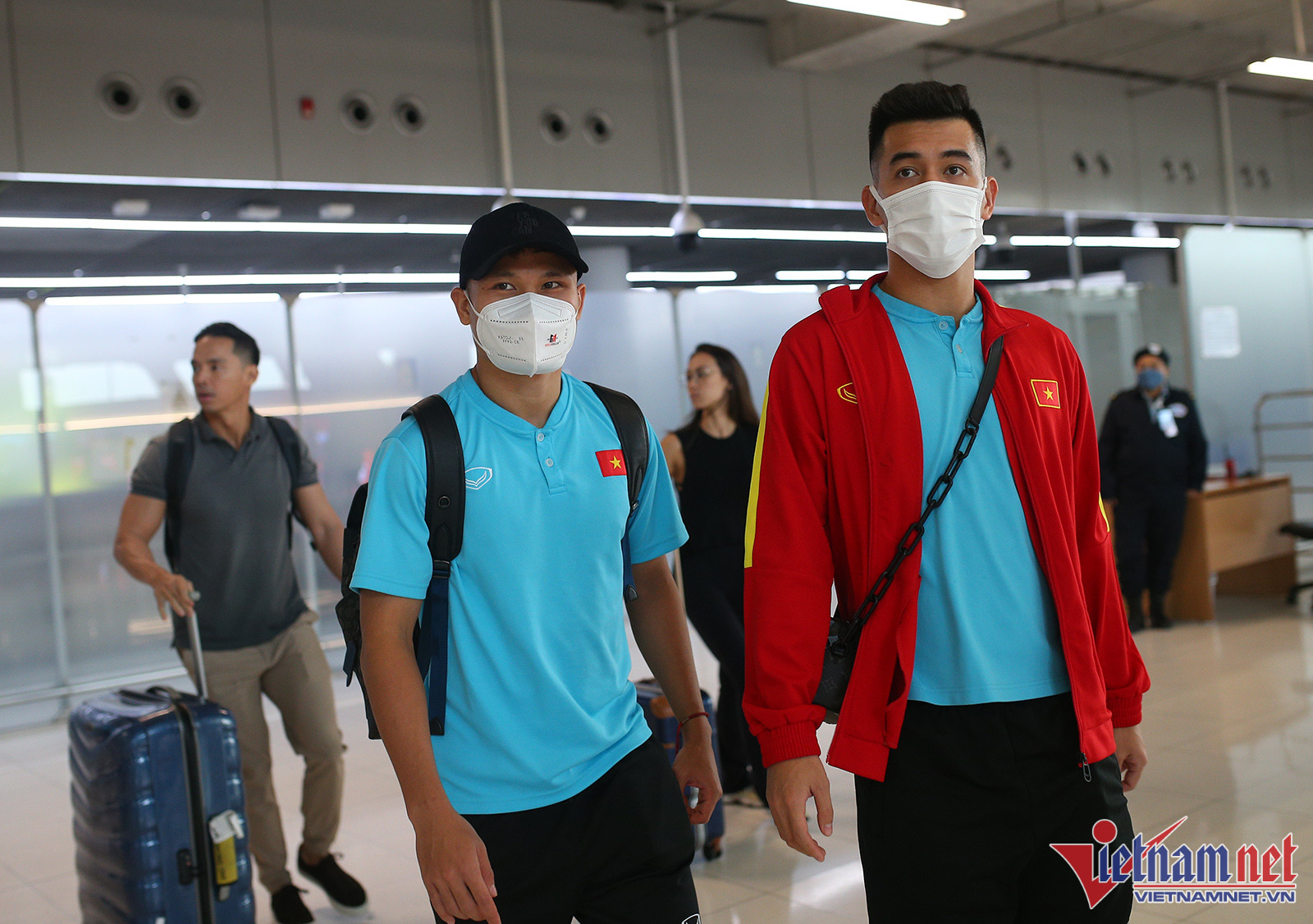 Do vừa thi đấu trận chung kết lượt đi AFF Cup 2022 với Thái Lan trên sân Mỹ Đình tối 13/1, các cầu thủ Việt Nam tỏ ra khá mệt mỏi. Chắc chắn HLV Park Hang Seo cùng ban huấn luyện phải giúp cầu thủ hồi phục thể lực nhanh nhất để chuẩn bị cho trận quyết định ở lượt về trên sân khách.