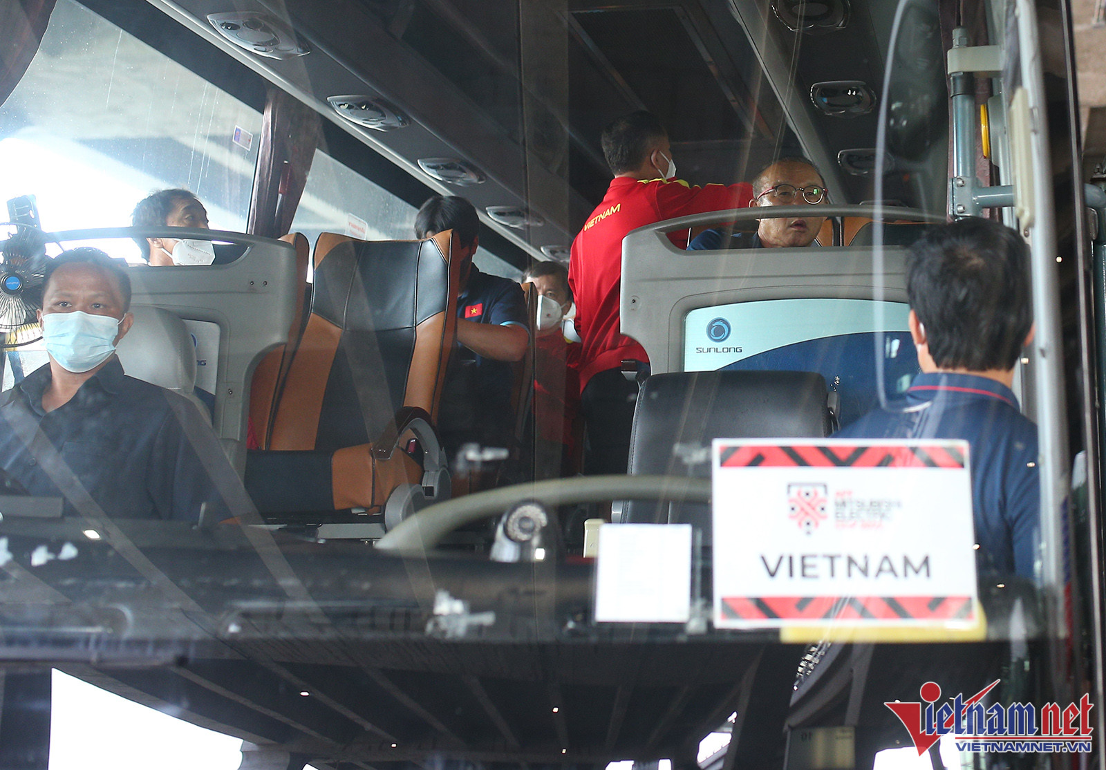 HLV Park Hang Seo giục các cầu thủ khẩn trương lên ô tô vì tuyển Việt Nam dự kiến có buổi tập vào chiều nay.