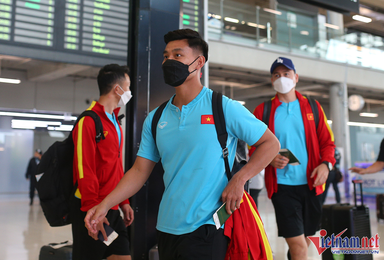 Tuyển Việt Nam được BTC nước chủ nhà hỗ trợ làm thủ tục nhập cảnh nhanh, vì thế toàn đội chỉ cần khoảng 20 phút là ra sảnh sân bay. Ở trận lượt đi, Văn Thanh có bàn thắng rất đẹp mắt mang về trận hòa 2-2 cho tuyển Việt Nam.