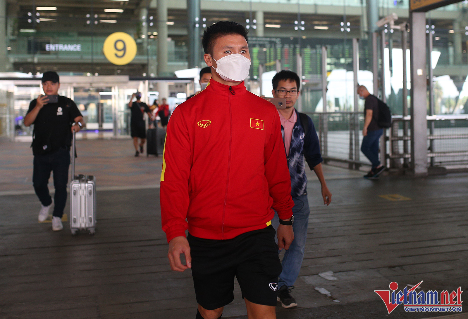 Ở trận chung kết lượt đi, Việt Nam và Thái Lan hòa nhau 2-2. Hai bàn thắng của đội chủ nhà đều rất đẹp, với pha lập công của Tiến Linh và Văn Thanh.