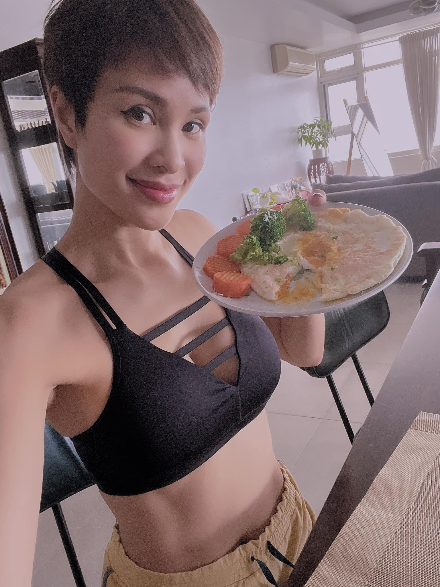 Nữ MC song ngữ nổi tiếng là người yêu thích luyện tập thể dục thể thao. Để duy trì vóc dáng khỏe đẹp, Phương Mai luôn chọn cho mình lối ăn uống khoa học.