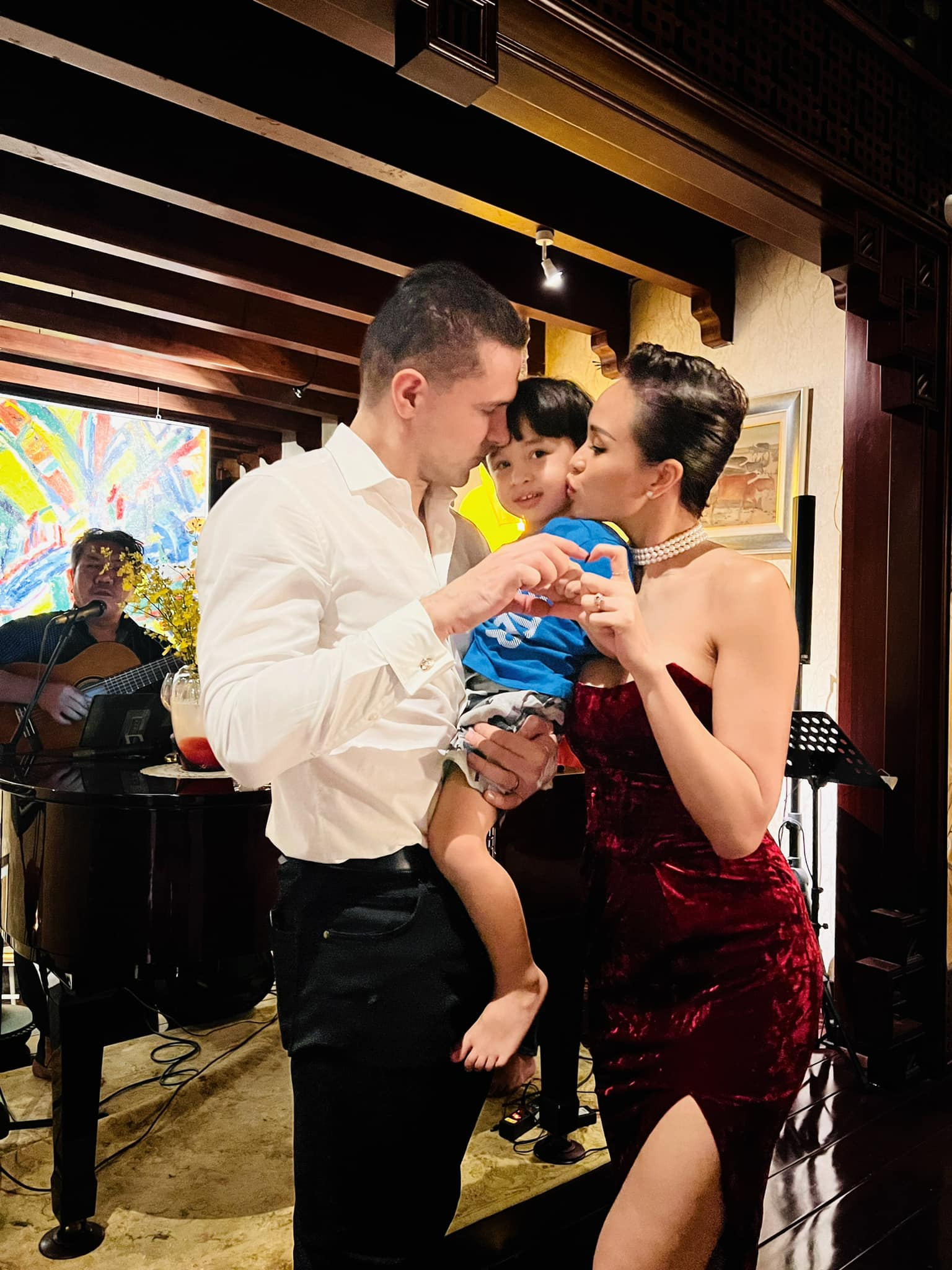 Con trai Phương Mai sở hữu những đường nét lai Tây, với đôi mắt to tròn, hai má bầu bĩnh. Sau khi lập gia đình, Phương Mai luôn được chồng con ủng hộ mỗi khi đi sự kiện.