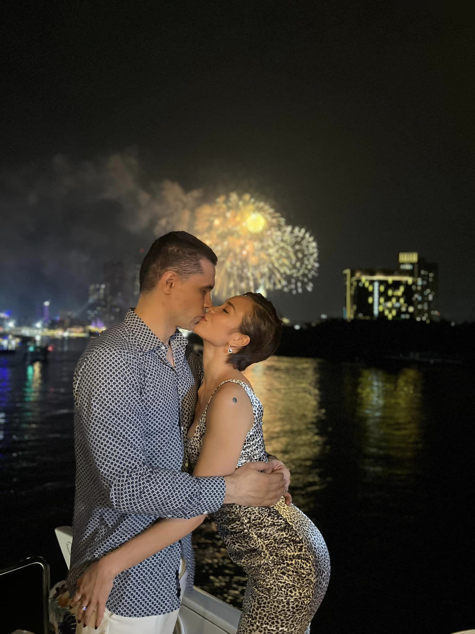  Dù đã về chung nhà hơn 3 năm, tình cảm của Phương Mai và chồng Tây vẫn luôn ngọt ngào như ngày đầu. Cô chia sẻ, bí quyết duy trì hôn nhân hạnh phúc là luôn tôn trọng đối phương về mọi mặt.