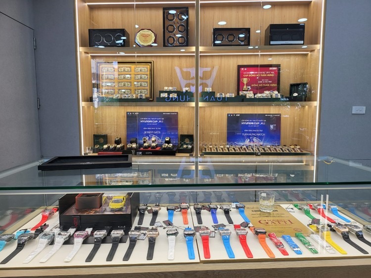 Rất nhiều đồng hồ Bonest Gatti được bày bán tại cửa hàng Đồng hồ Tuấn Hưng 29 Ô Chợ Dừa, phường Ô Chợ Dừa, quận Đồng Đa, TP Hà Nội.