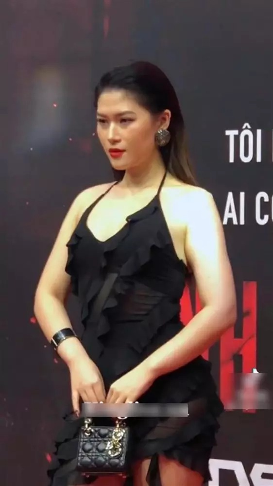 Trước đó, tham gia một sự kiện, cô chọn váy áo bị nhận xét rườm rà dù trang phục vô cùng gợi cảm.