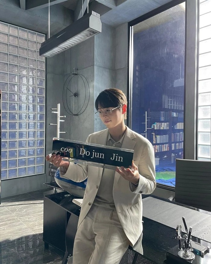 Dù bộ phim gần đây anh chàng tham gia diễn xuất là Cậu út nhà tài phiệt gây tranh cãi bởi kịch bản không đáp ứng được kỳ vọng của khán giả, tuy nhiên nam diễn viên vẫn nhận về nhiều lời khen ngợi bởi diện mạo bừng sáng cùng khả năng hóa thân vào nhân vật khá tròn trịa