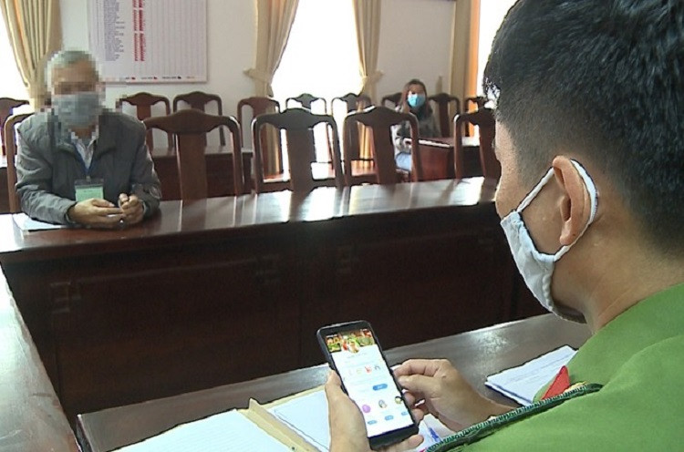 Ông T. trình báo công an sau khi bị cán bộ công an 'dỏm' lừa 2,2 tỷ đồng. Ảnh CACC