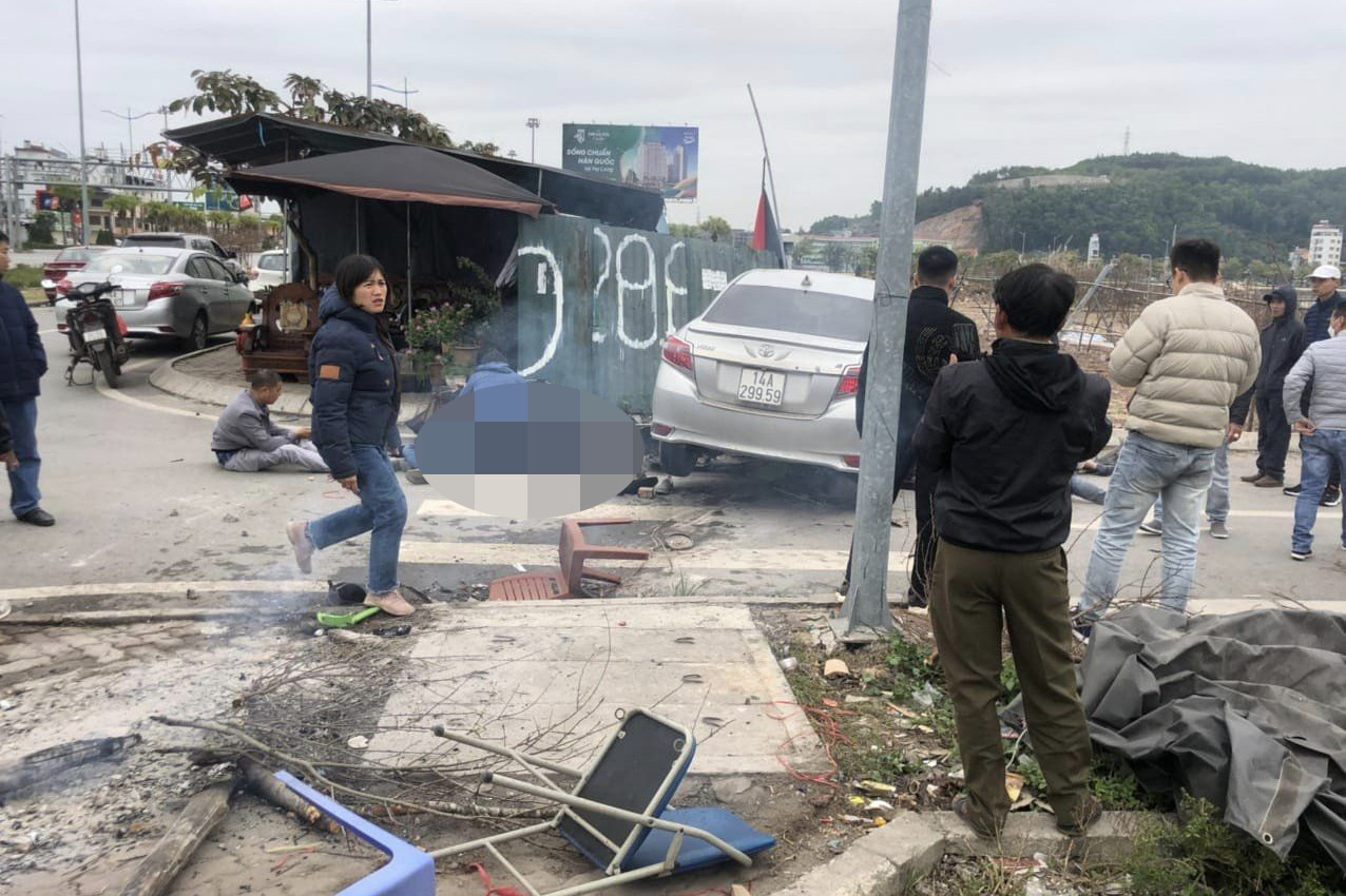 Ô tô lao thẳng vào nhóm 5 người đang sưởi ấm ở ven đường. (Ảnh: Phạm Tuấn)