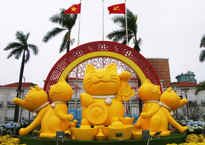 Mèo thần tài tại tiểu cảnh trước vỉa hè phía Đông, đối diện số 42 Bạch Đằng (trước cầu chữ T)