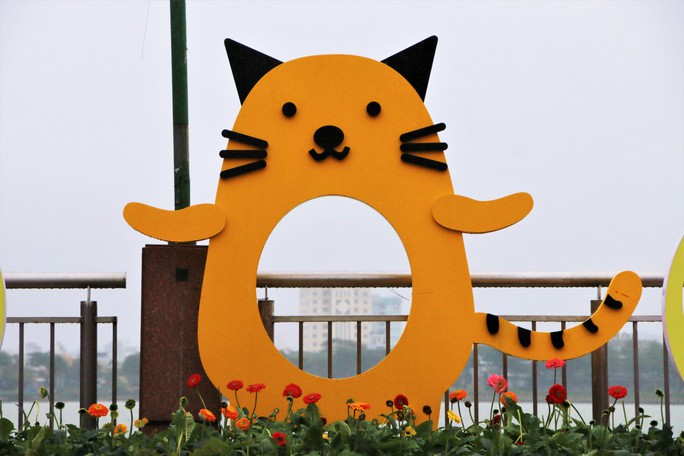 Linh vật được chế tạo bằng hộp mica kết hợp đèn led tạo hiệu ứng ánh sáng về đêm.