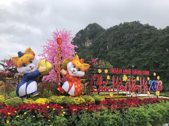 Năm nay, Đà Nẵng cũng khai trương vườn hoa xuân mới tại chân núi Ngũ Hành. Vườn hoa nằm tại nút giao Lê Văn Hiến – Phạm Hữu Nhật (phường Hòa Hải, quận Ngũ Hành Sơn, TP Đà Nẵng).