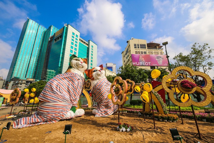 Linh vật mèo ở đường hoa Nguyễn Huệ (TP HCM)