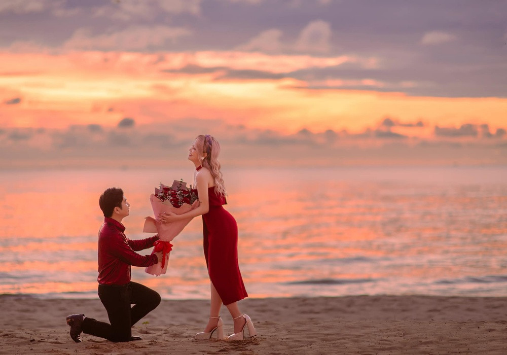 Bằng Cường cầu hôn bạn gái.