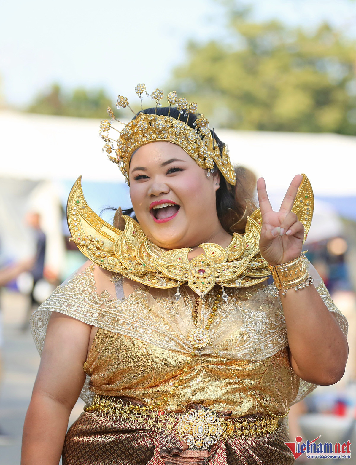 Một CĐV chủ nhà gây sự chú ý bởi trang phục truyền thống.