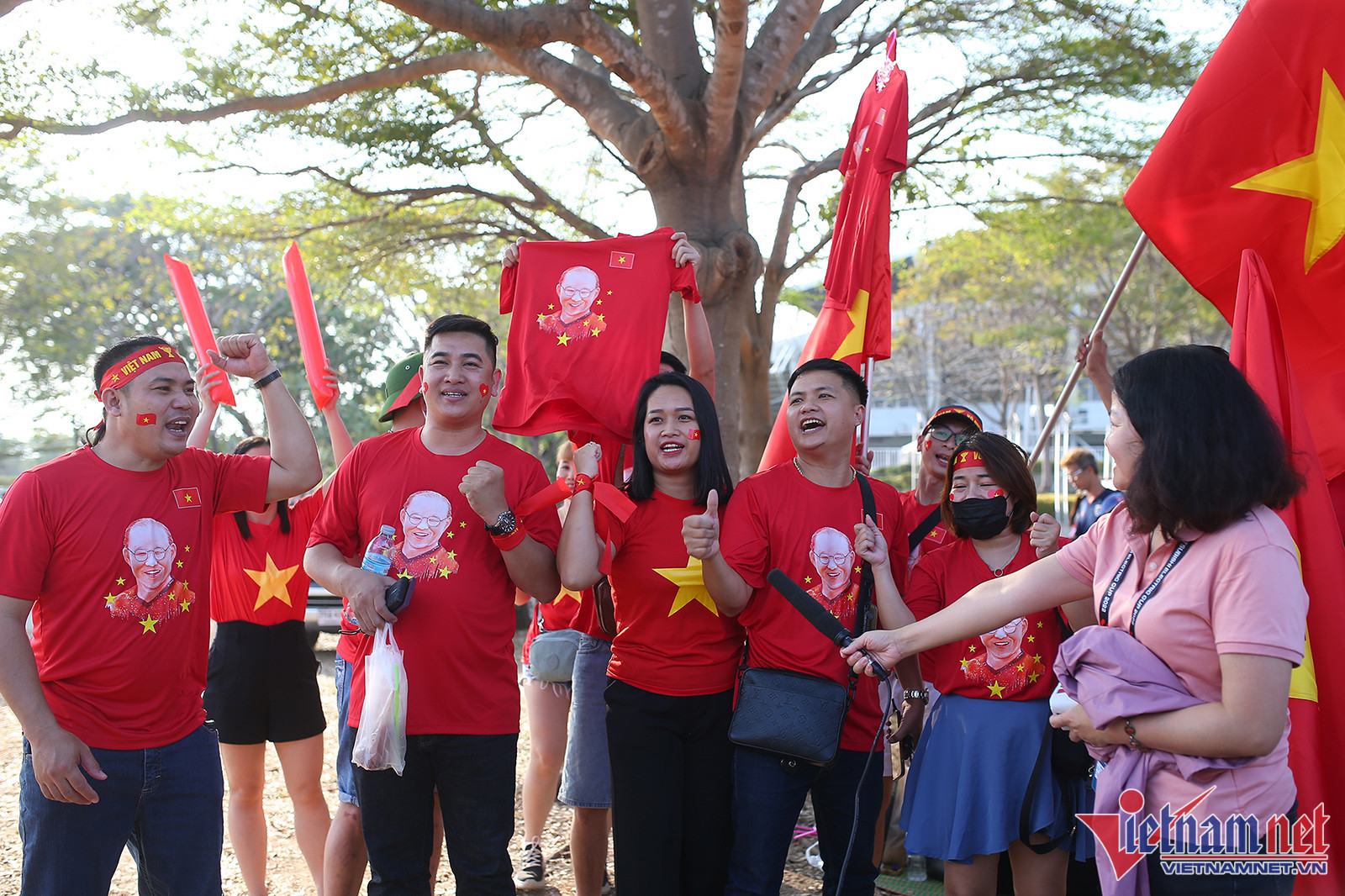 Trước trận chung kết 4 tiếng đồng hồ, hàng nghìn CĐV đổ về sân Thammasat, trong đó các CĐV áo đỏ của Việt Nam trở thành tâm điểm bởi sự cuồng nhiệt