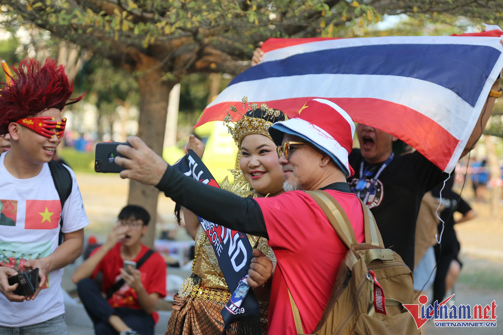 CĐV Việt Nam và Thái Lan giao lưu trước trận đấu.