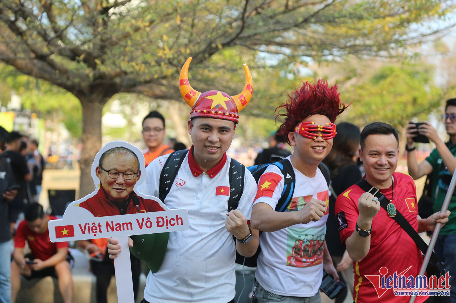 Các CĐV mang theo ảnh thầy Park